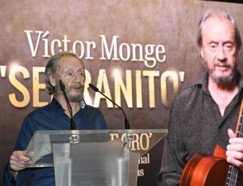 ‘Serranito’ recibe emocionado la ‘Placa de Oro’ en homenaje a toda una vida dedicada a la guitarra flamenca