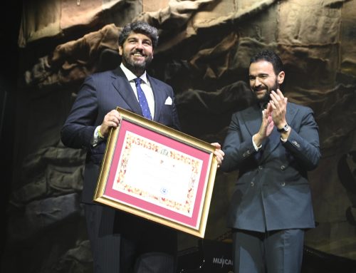 El presidente Fernando López Miras rinde homenaje a la historia de La Unión en el pregón de la 65º edición del Cante de las Minas